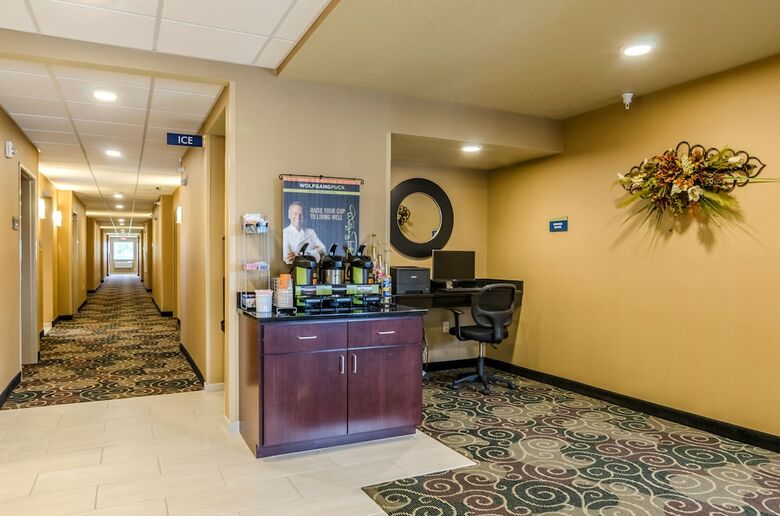 Hotel Cobblestone Inn & Suites - Oberlin