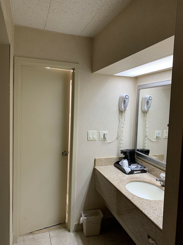 Hotel Ramada By Wyndham Rockville Centre
