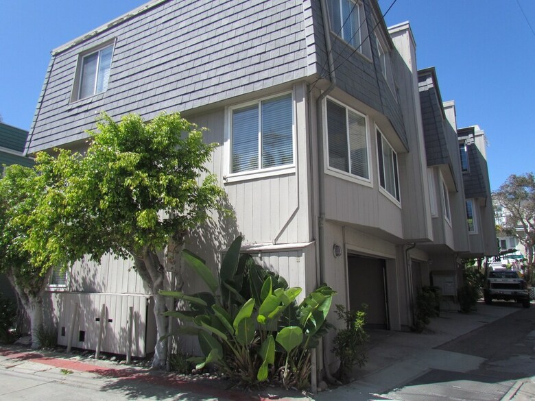 2 Bedroom Townhome 2 Mins. To The Beach