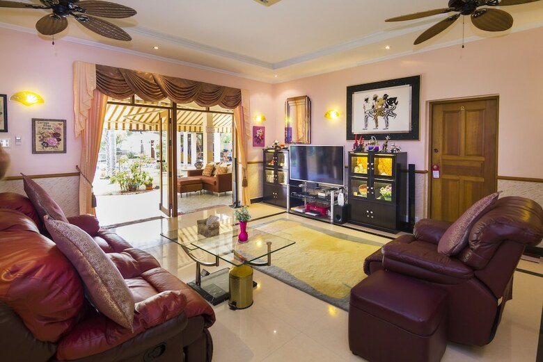 Relaxing Palm Pool Villa