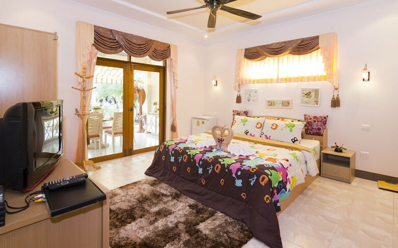 Relaxing Palm Pool Villa