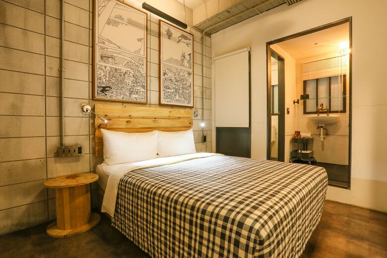 Hotel Papa Whale