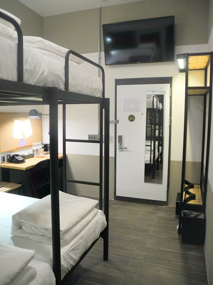 Hotel Papa Whale