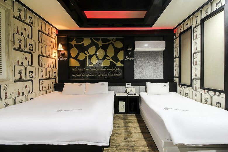Show Hotel