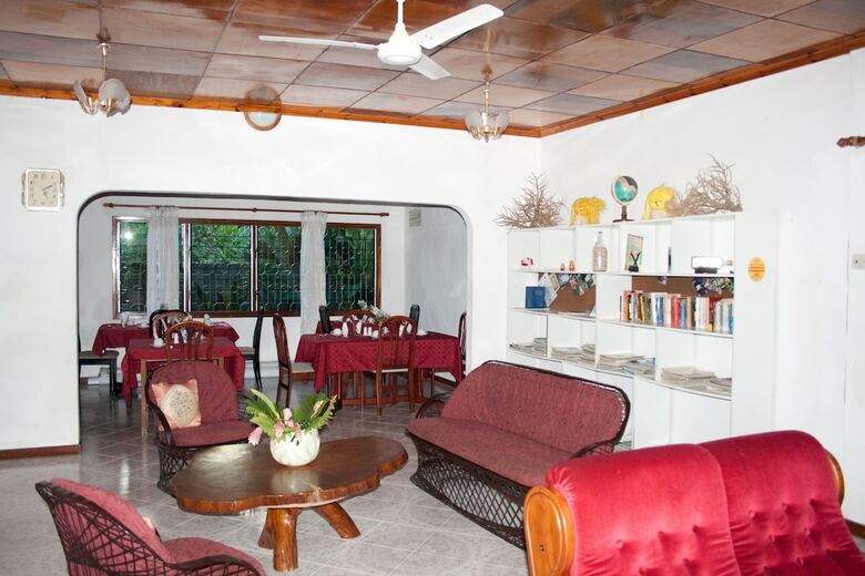 Hotel Villa De Roses