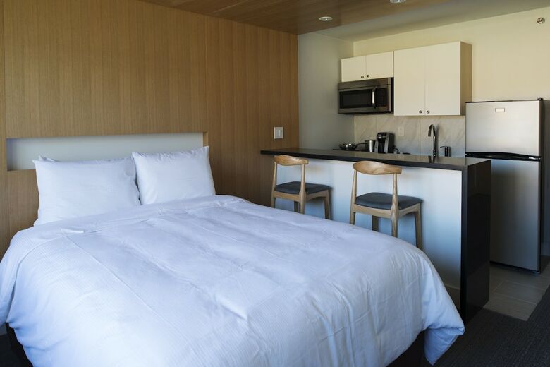 West Wing Hotel, Ascend Hotel Collection