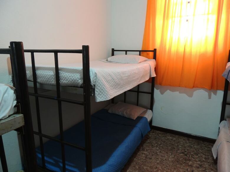 Hostal Feathers Hotel And Lounge