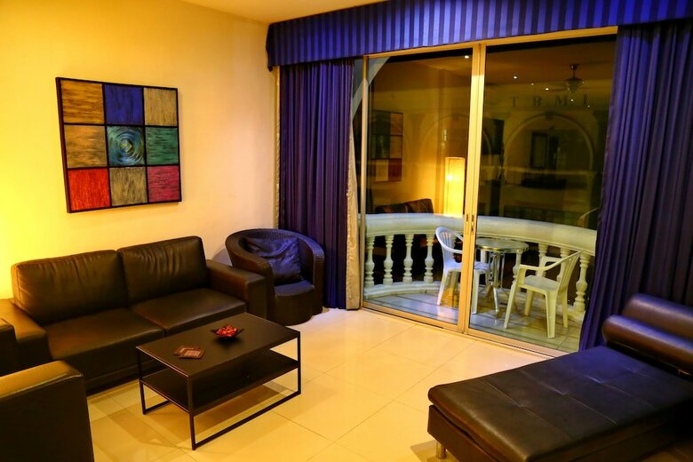 Hotel East Suites