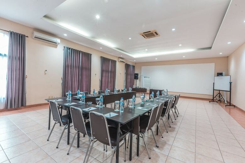Capital O 1662 Ole Suites Hotel