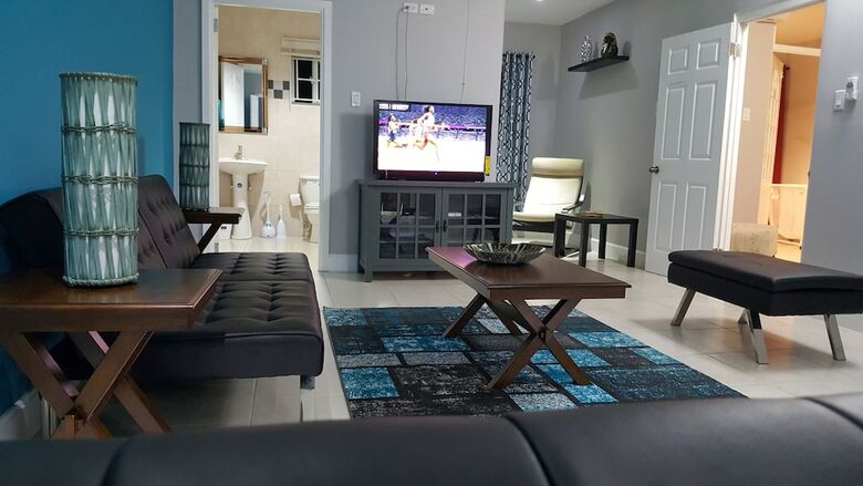 New Kingston Guest Apartment At Donhead