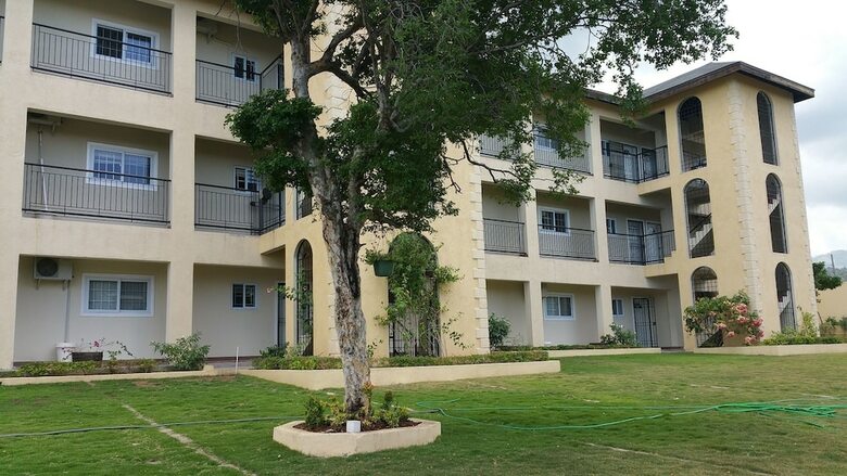 New Kingston Guest Apartment At Donhead