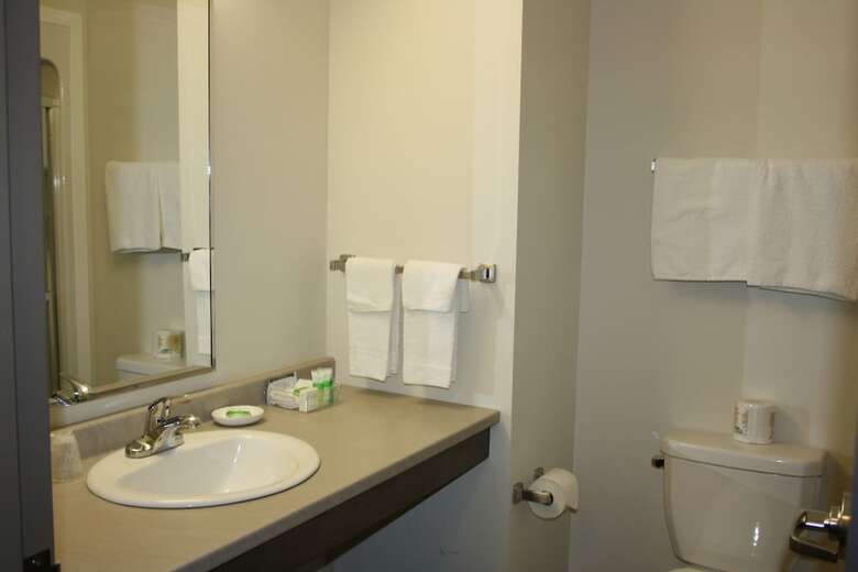 Hotel Crossroads Inn & Suites