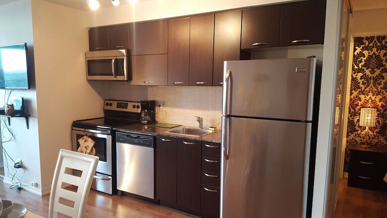 Lavish Suites- New Two Bedroom - Amazing Cn Tower View