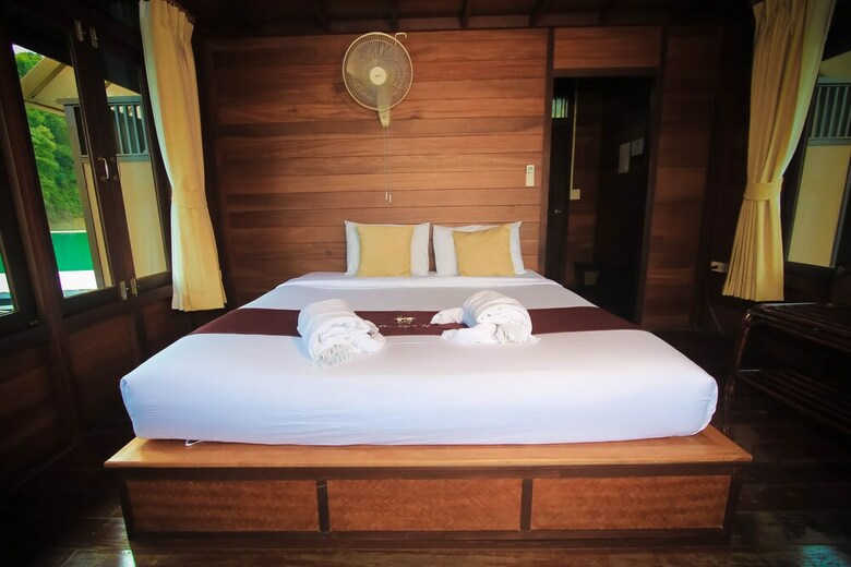 Hotel 500 Rai Khao Sok Floating Resort