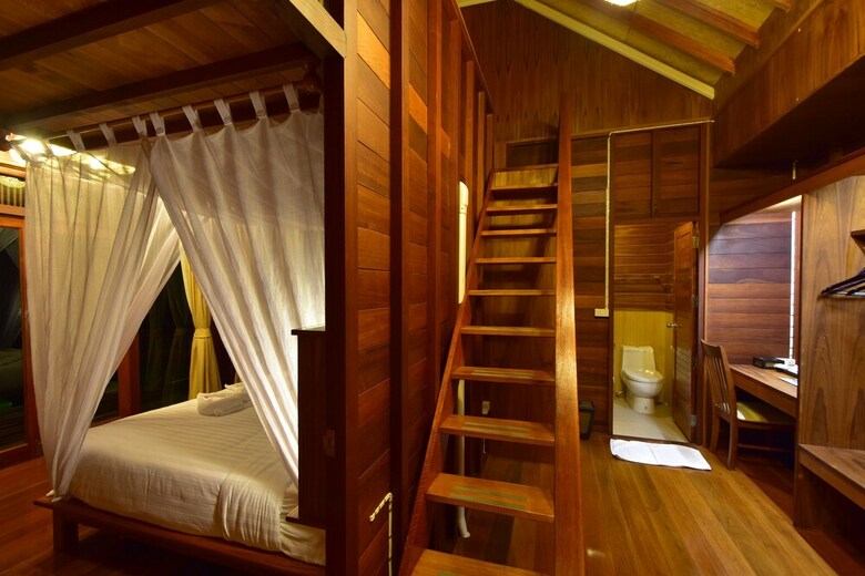 Hotel 500 Rai Khao Sok Floating Resort