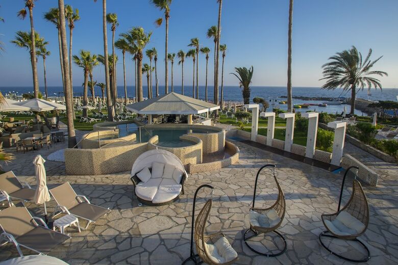Leonardo Plaza Cypria Maris Beach Hotel & Spa