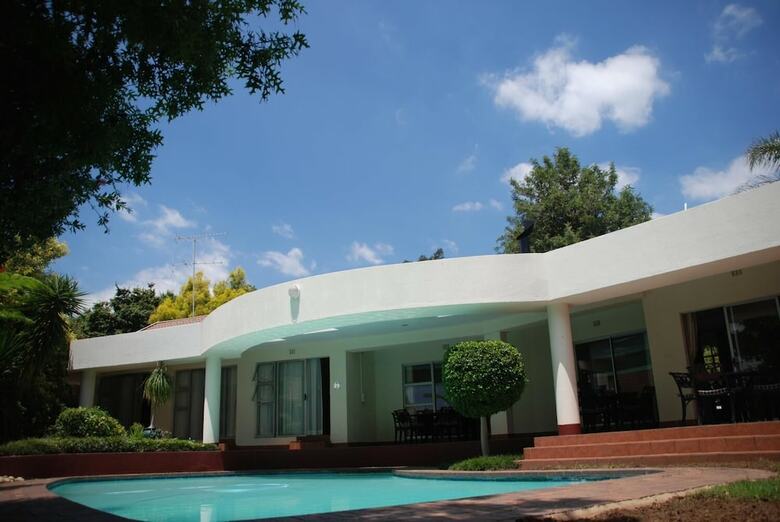 Hotel Woodmead Guest Lodge