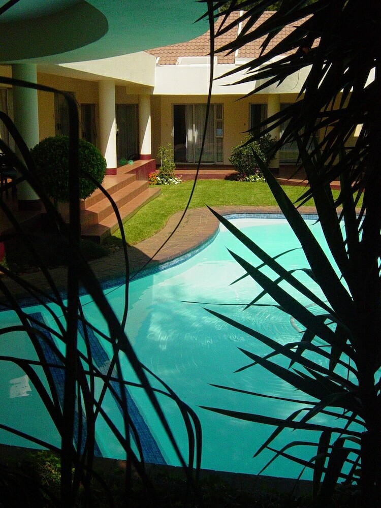 Hotel Woodmead Guest Lodge