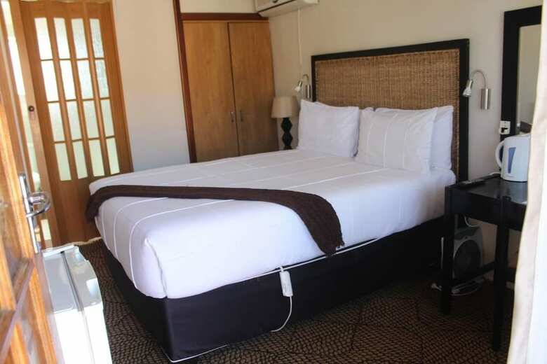 Hotel J And E Cyaara Guest House