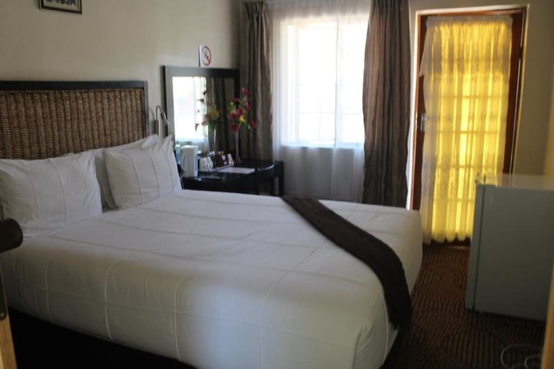 Hotel J And E Cyaara Guest House