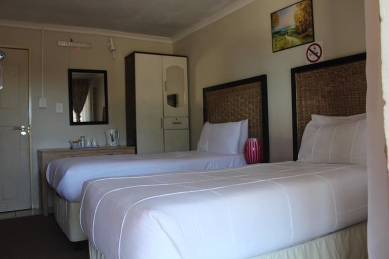 Hotel J And E Cyaara Guest House