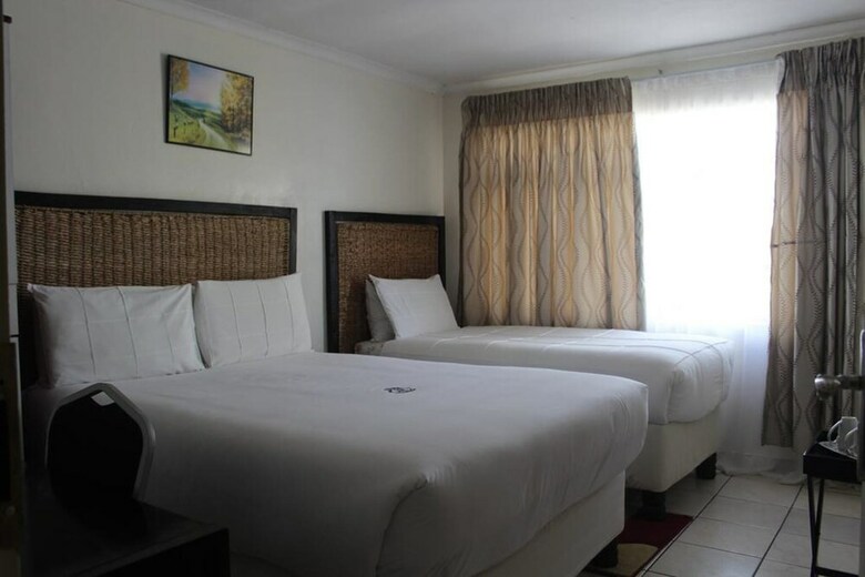 Hotel J And E Cyaara Guest House