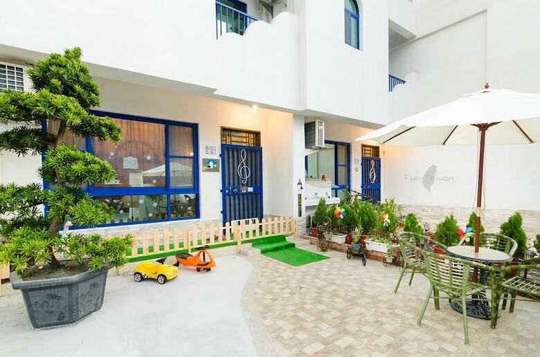 Hotel Santorini Music Family B&B