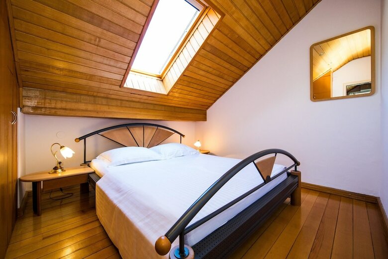 Hotel J&j Bed And Breakfast