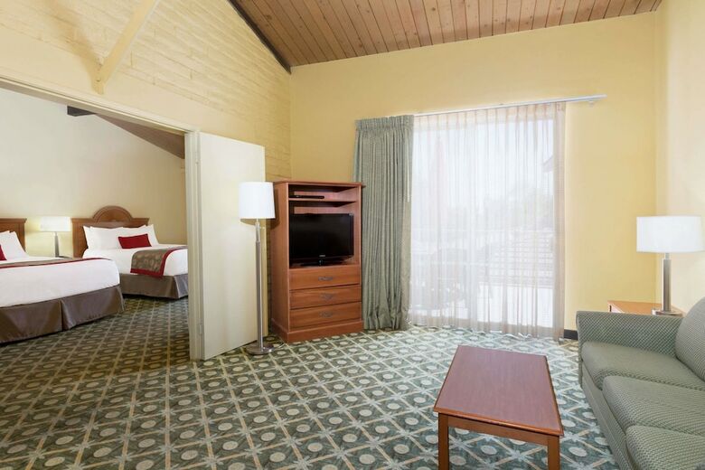 Hotel Ramada By Wyndham Santa Barbara