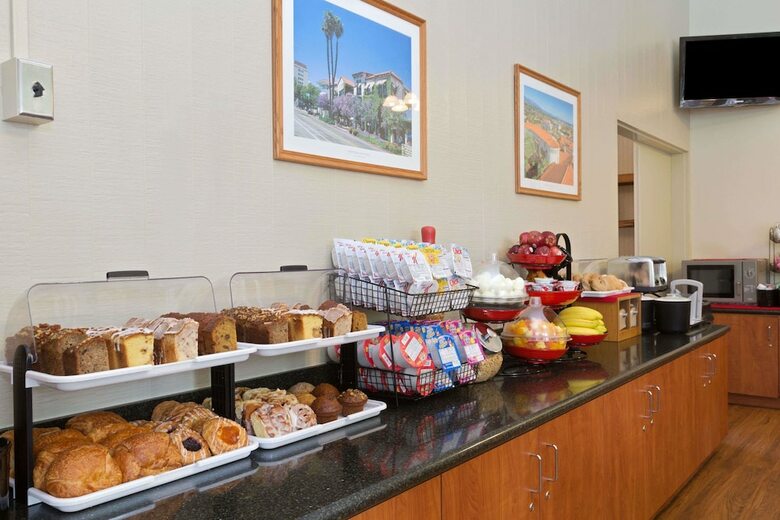 Hotel Ramada By Wyndham Santa Barbara