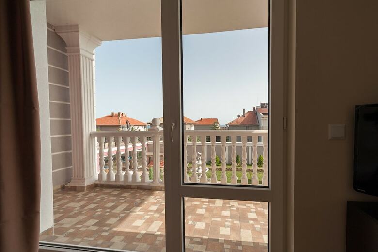 Roel Residence Apartments