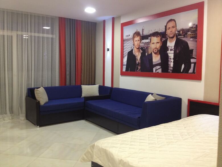 Rock Hotel First Line