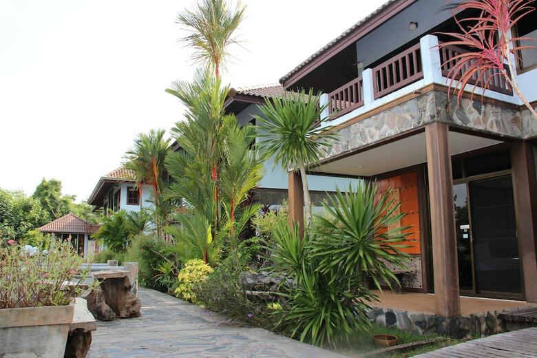 Hotel Baanrimnam Resort Trat