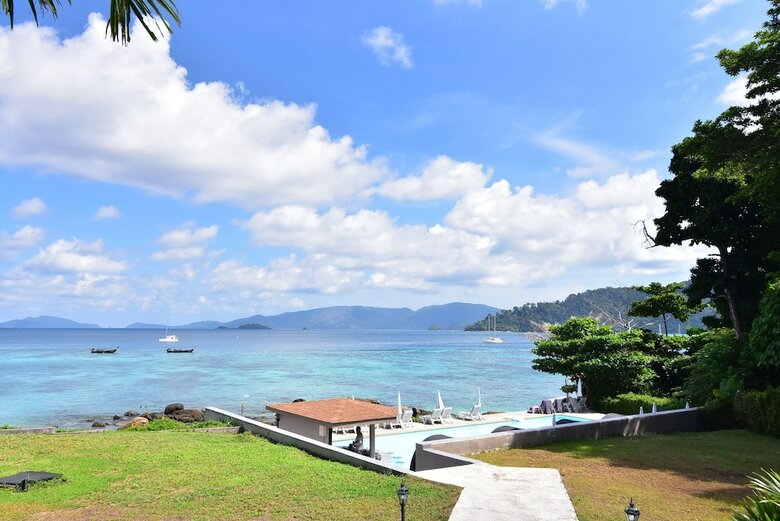 Hotel Asara Private Beach Resort