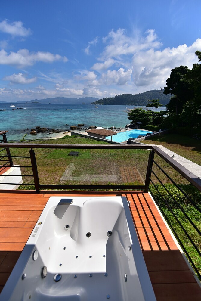 Hotel Asara Private Beach Resort