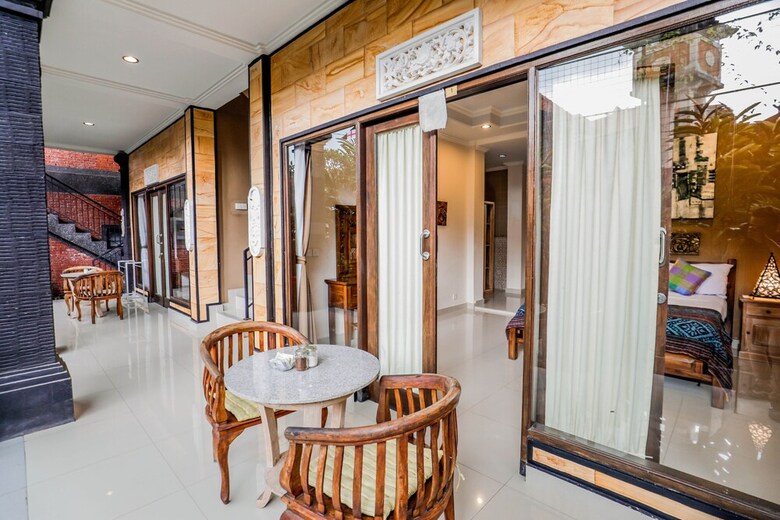 Bed & Breakfast Warji House 1