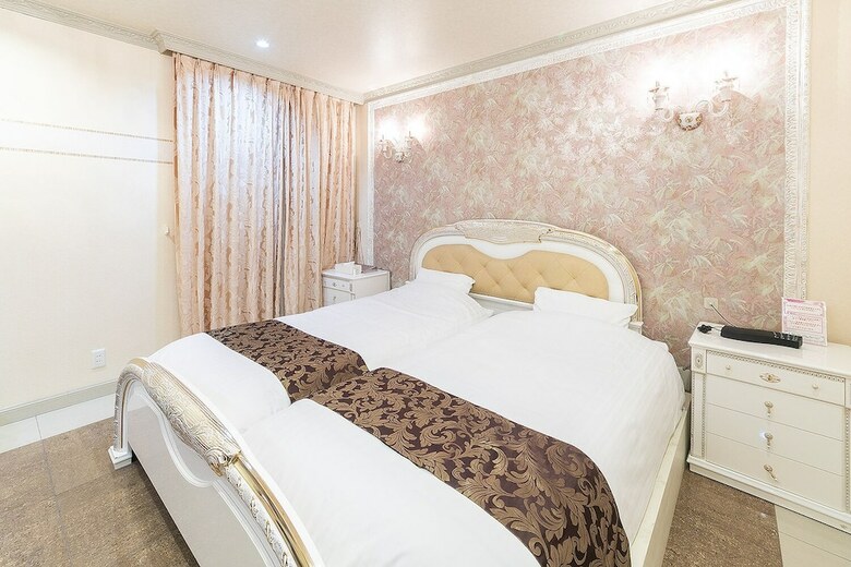 Hotel To