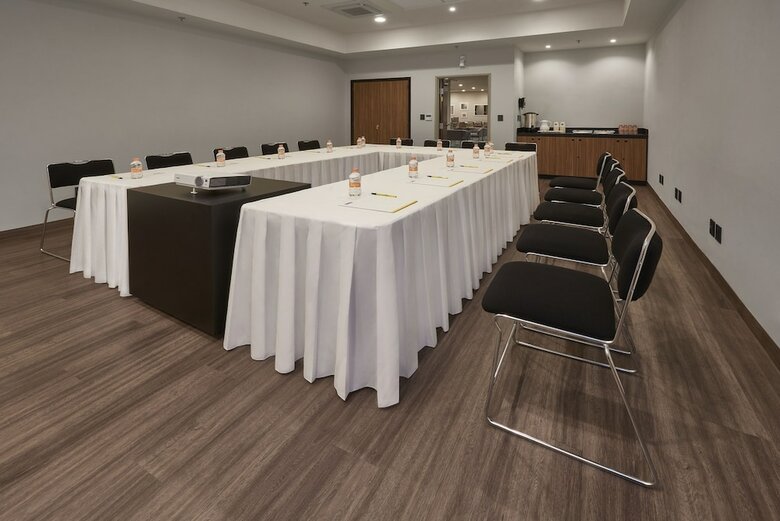 Hotel City Express La Raza