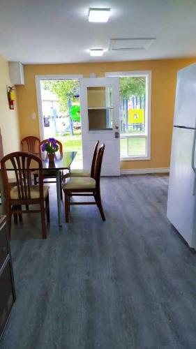 Lunge Haven Cottages & Boating Club