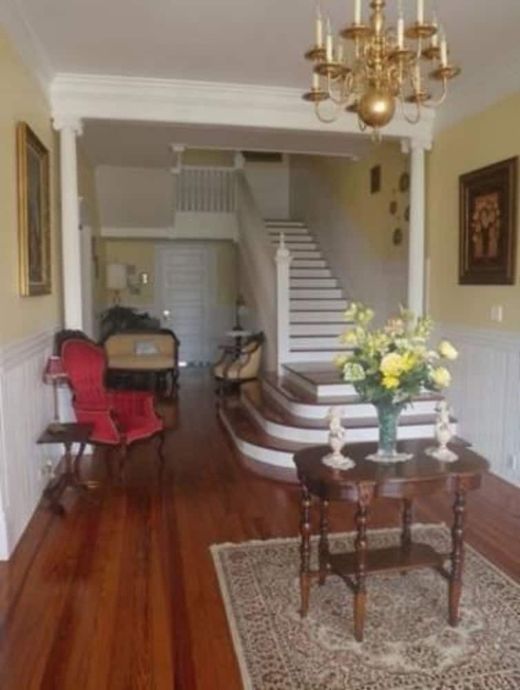 Butterfly Mansion Bed & Breakfast - No Pets Allowed