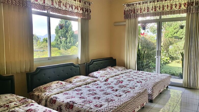 Villa Vila Bunga Merah Gelatik