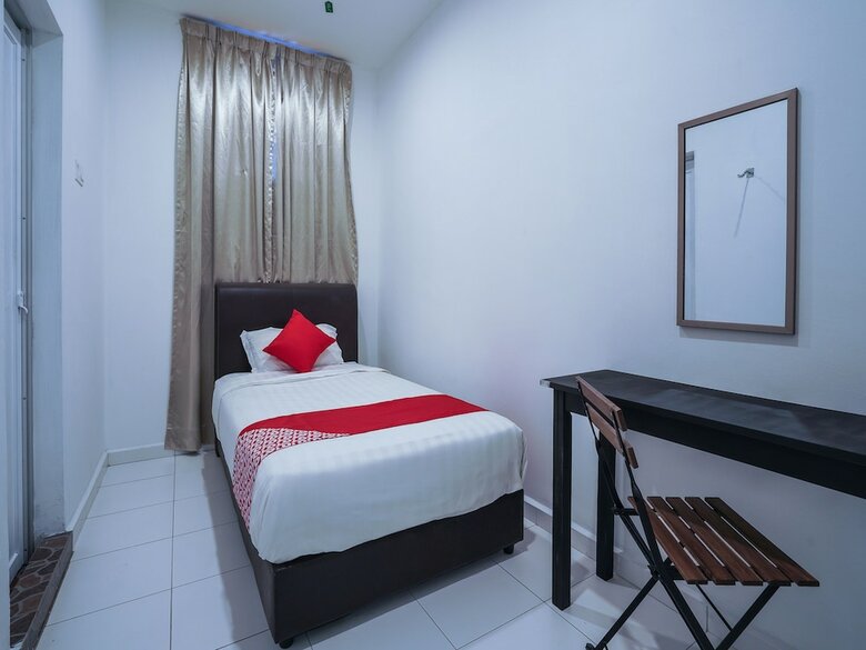 Oyo 758 Comma Hotel
