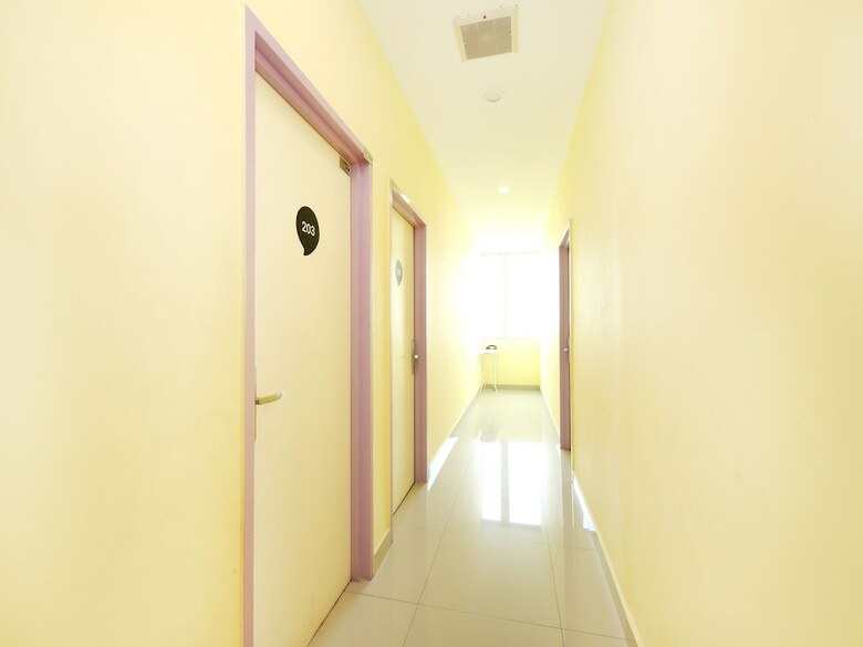 Oyo 758 Comma Hotel
