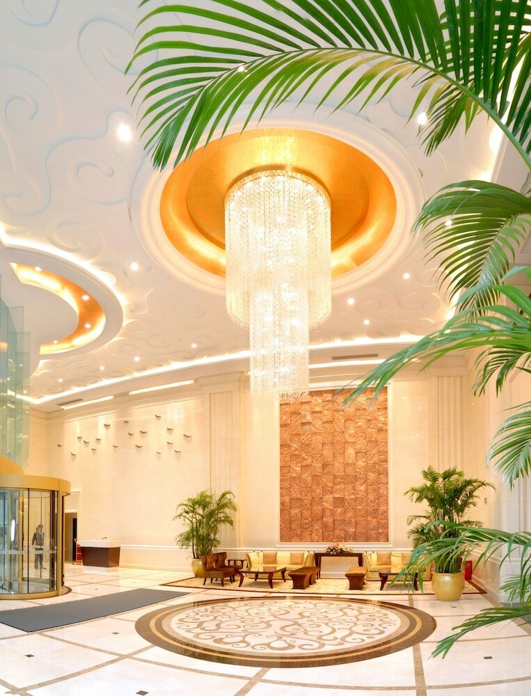 Golden Eagle Summit Hotel (downtown)