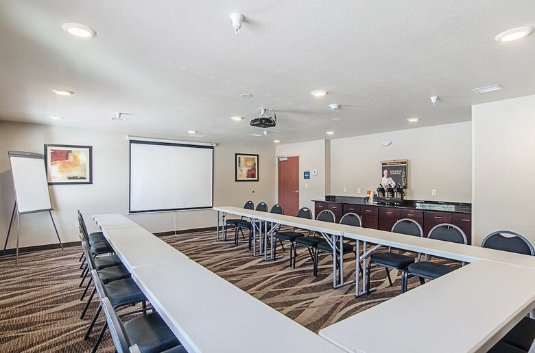 Hotel Cobblestone Inn & Suites - Guernsey