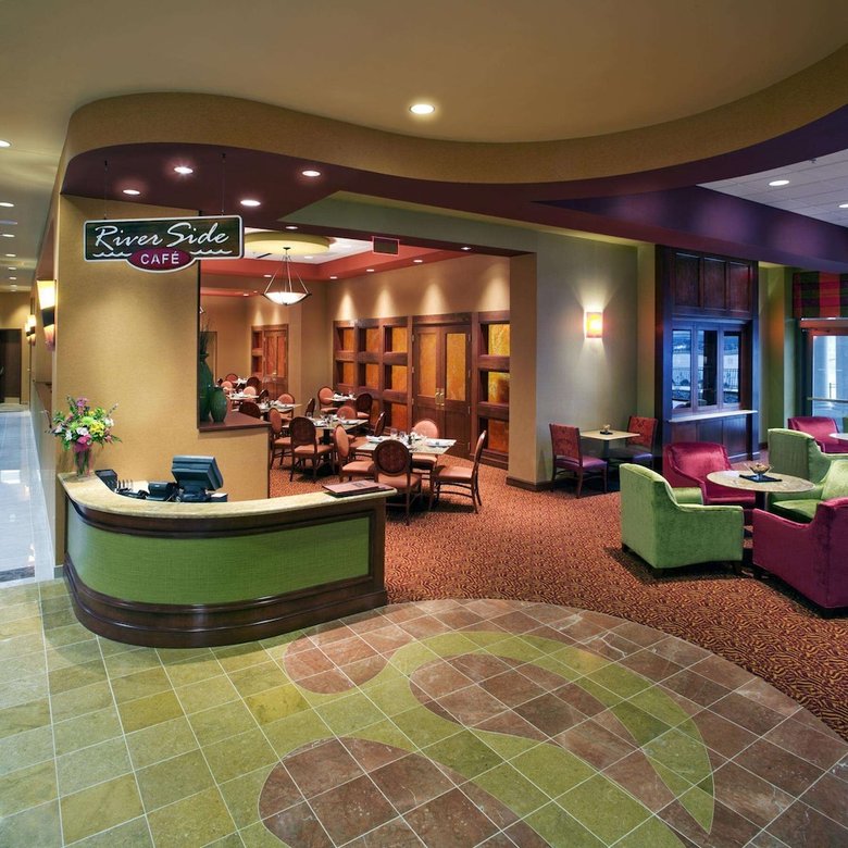 Hotel Embassy Suites By Hilton E Peoria Riverfront Conf Center