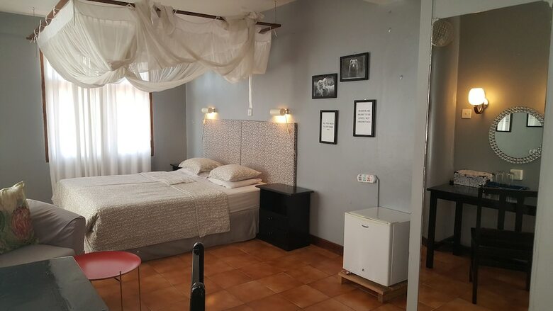 Hotel Q-bar & Guest House