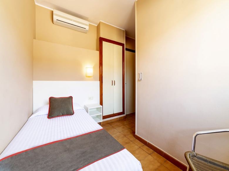 Pension Oyo Hostal Casa Feliu