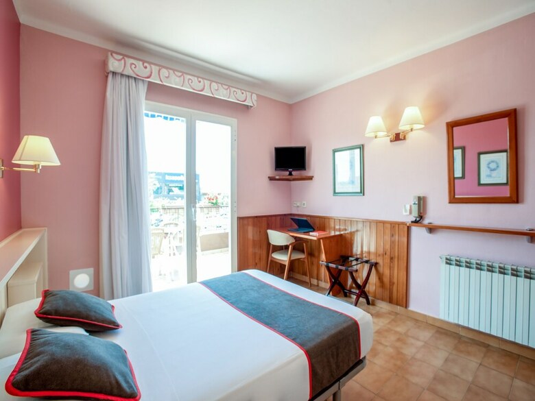 Pension Oyo Hostal Casa Feliu