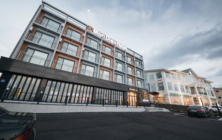 Mon Dieu Hotel